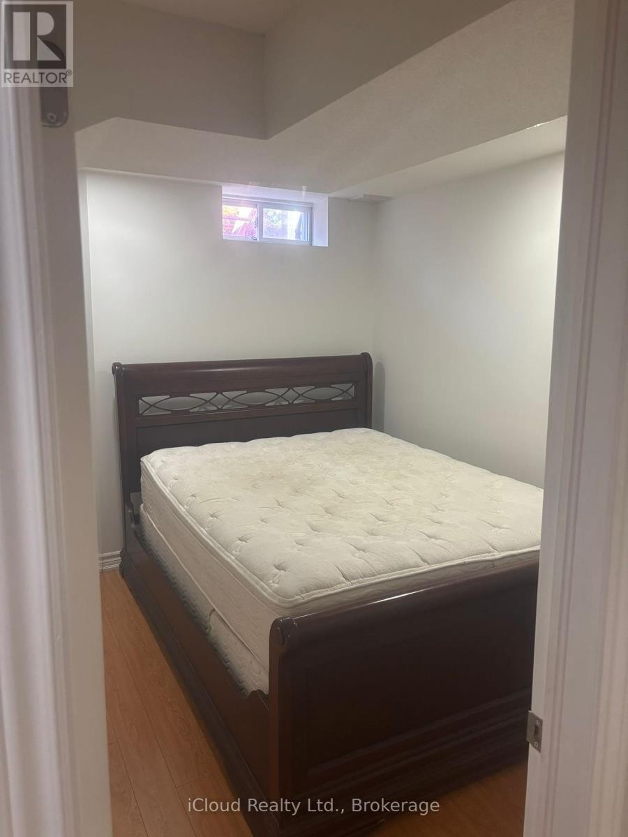 












1185 PRESTONWOOD CRESCENT

,
Mississauga (East Credit),




Ontario
L5V2V3

