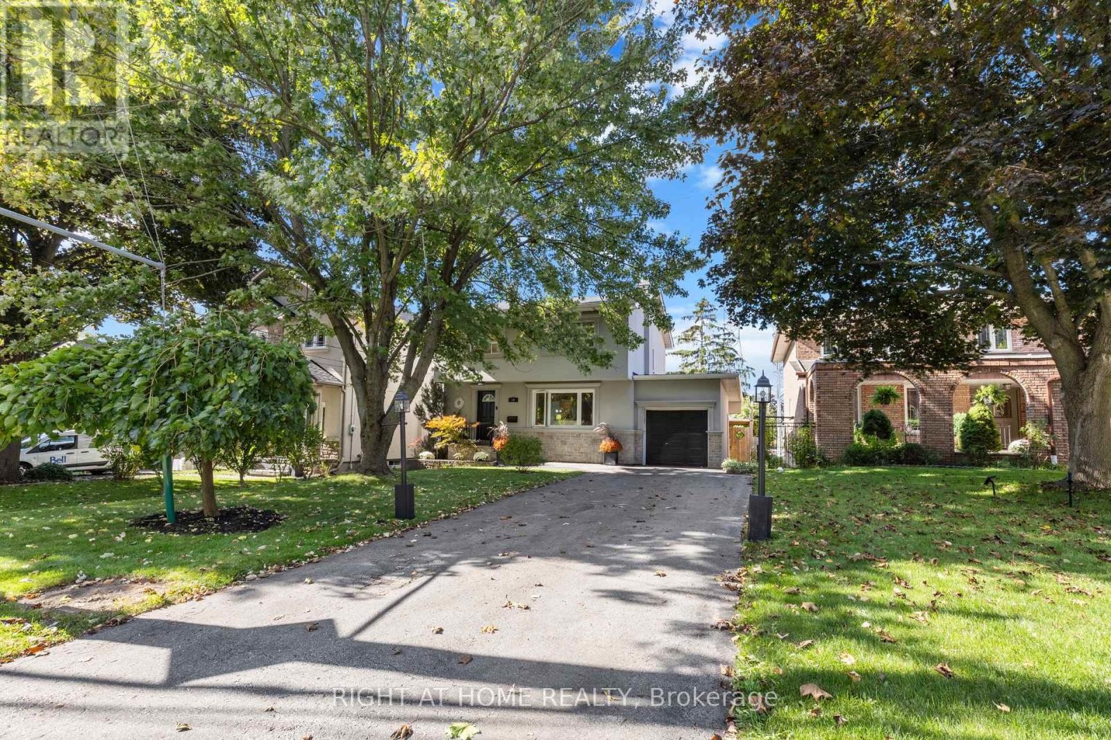 












10 HALIBURTON AVENUE

,
Toronto (Islington-City Centre West),




Ontario
M9B4Y2

