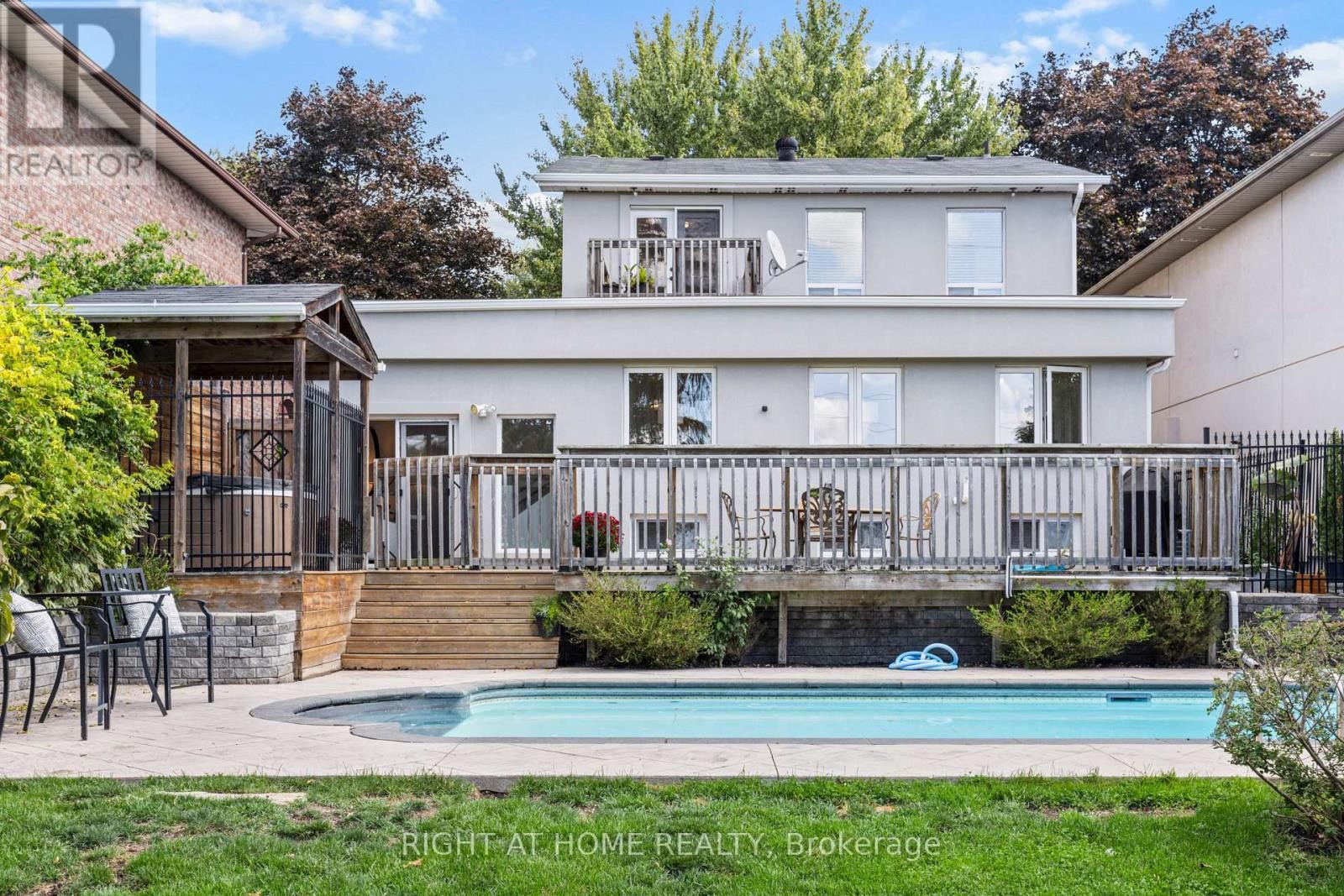 












10 HALIBURTON AVENUE

,
Toronto (Islington-City Centre West),




Ontario
M9B4Y2

