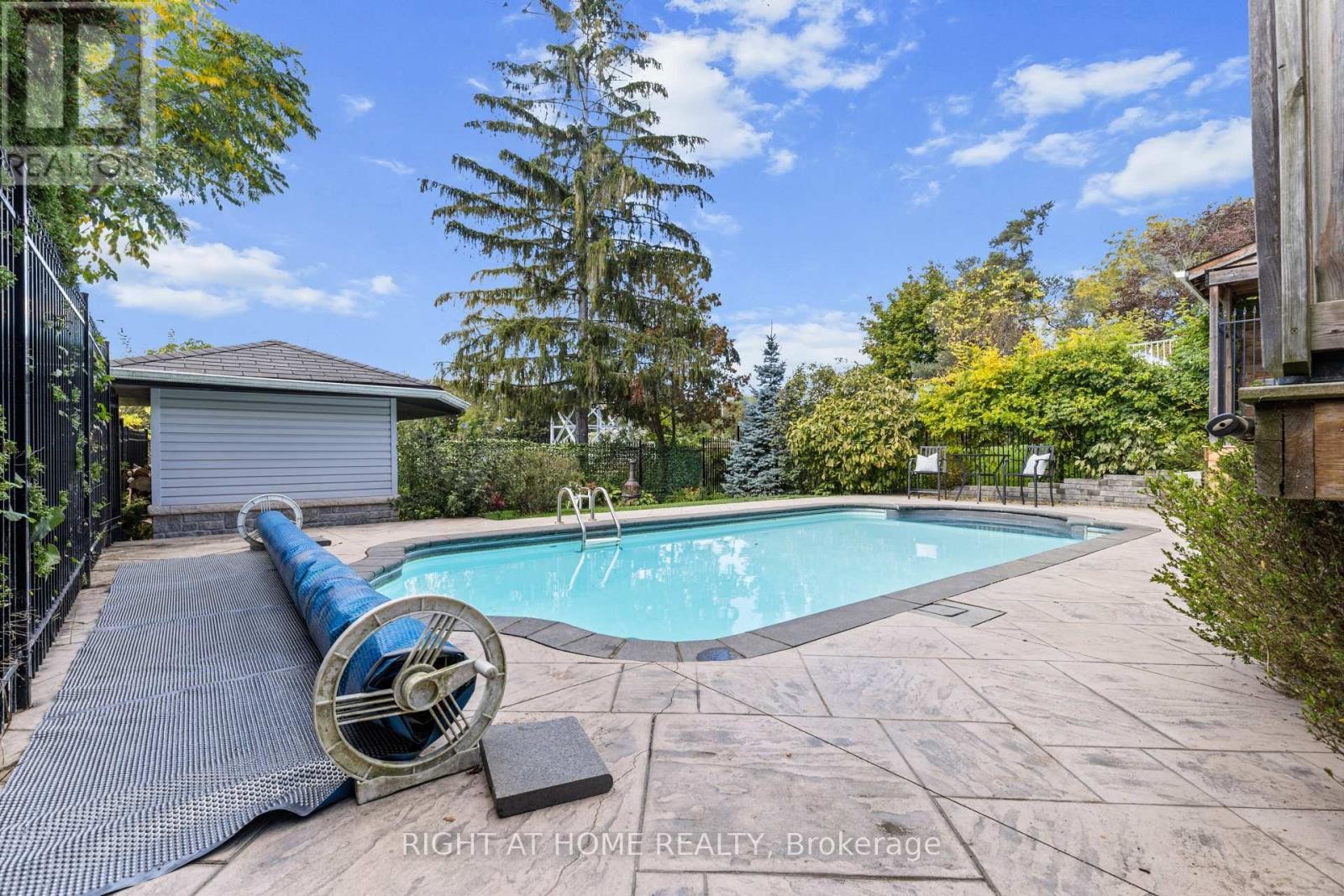 












10 HALIBURTON AVENUE

,
Toronto (Islington-City Centre West),




Ontario
M9B4Y2

