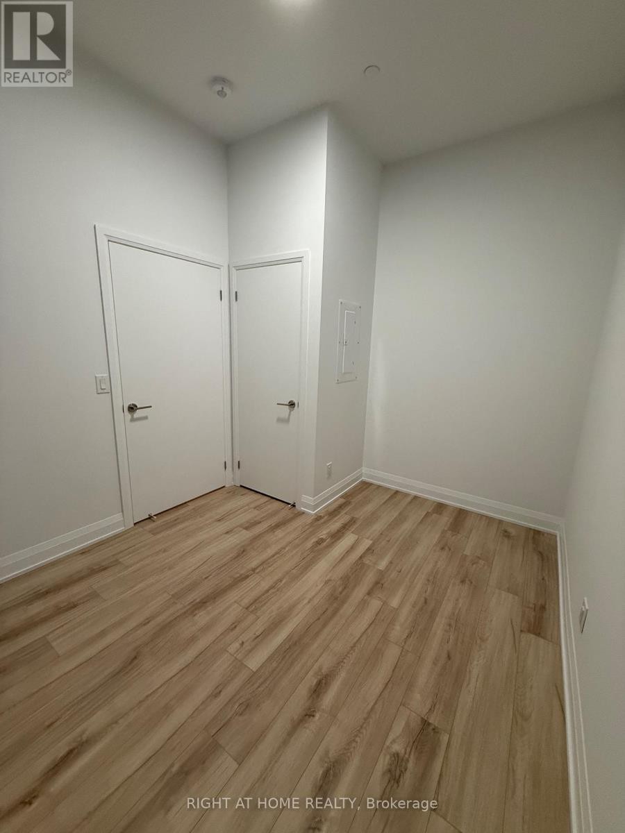 












101 - 3250 CARDING MILL TRAIL

,
Oakville (GO Glenorchy),




Ontario
L6M1L3

