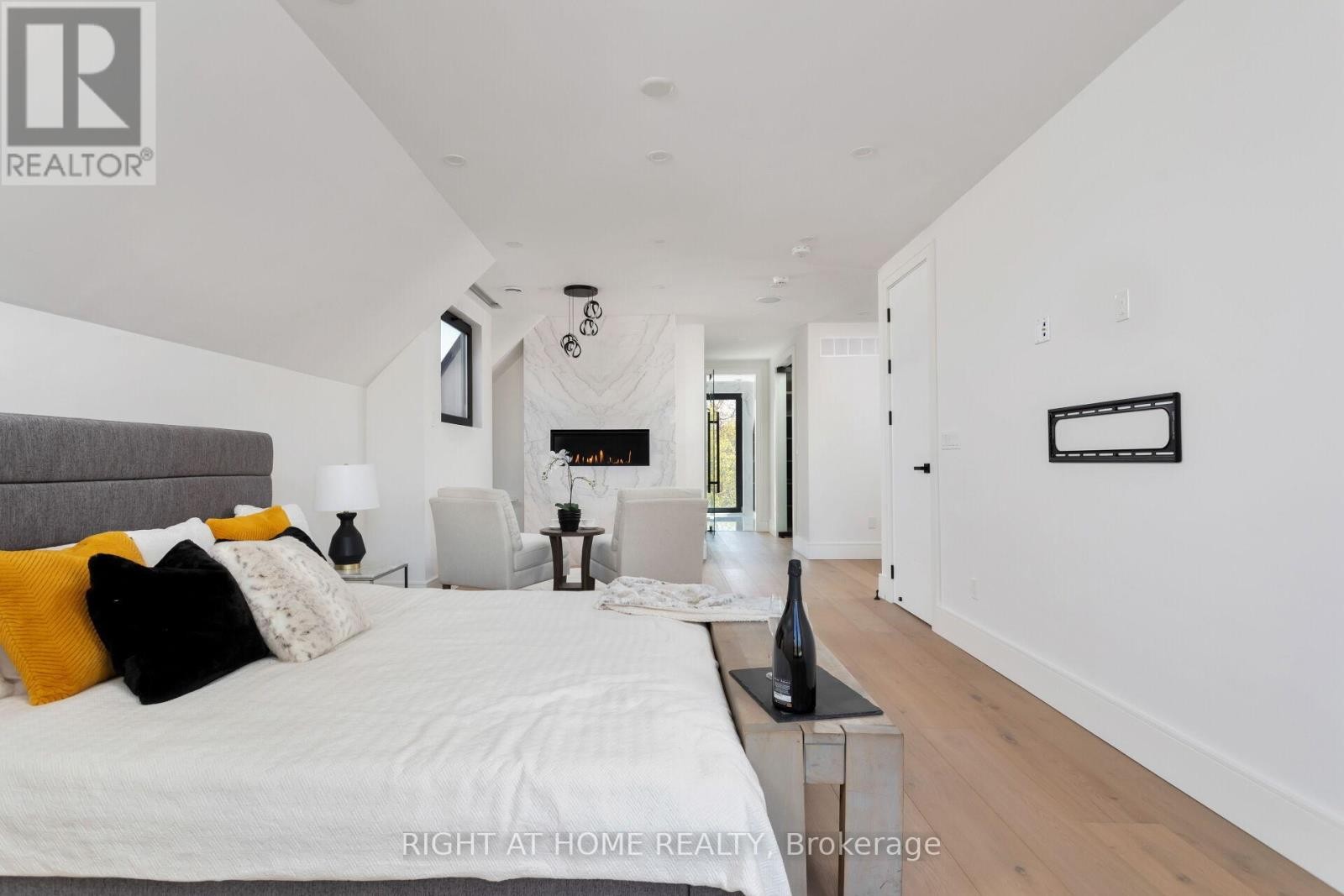 












40 SIXTH STREET

,
Toronto (New Toronto),




Ontario
M8V3A2

