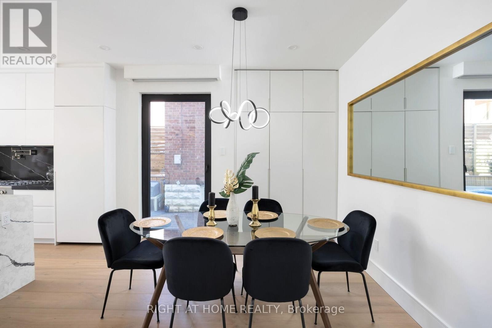 












40 SIXTH STREET

,
Toronto (New Toronto),




Ontario
M8V3A2

