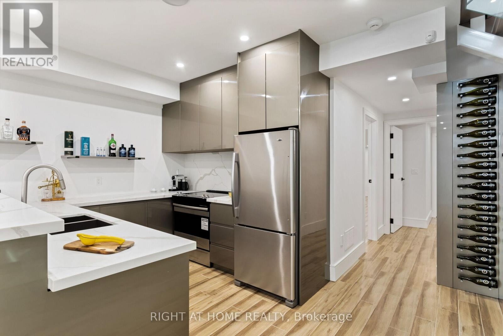 












40 SIXTH STREET

,
Toronto (New Toronto),




Ontario
M8V3A2

