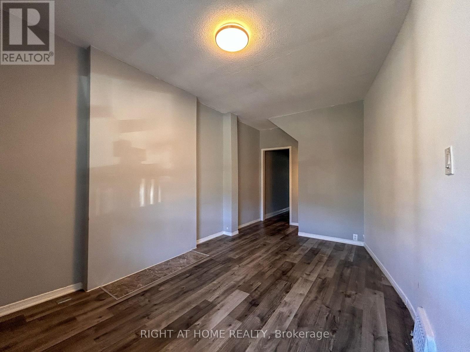 












1 - 1039 OSSINGTON AVENUE

,
Toronto (Dovercourt-Wallace Emerson-Junction),




Ontario
M6G3V9

