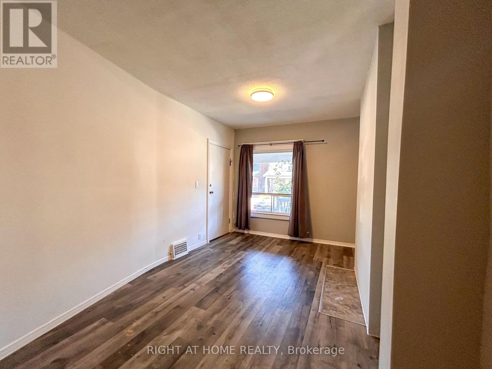 












1 - 1039 OSSINGTON AVENUE

,
Toronto (Dovercourt-Wallace Emerson-Junction),




Ontario
M6G3V9


