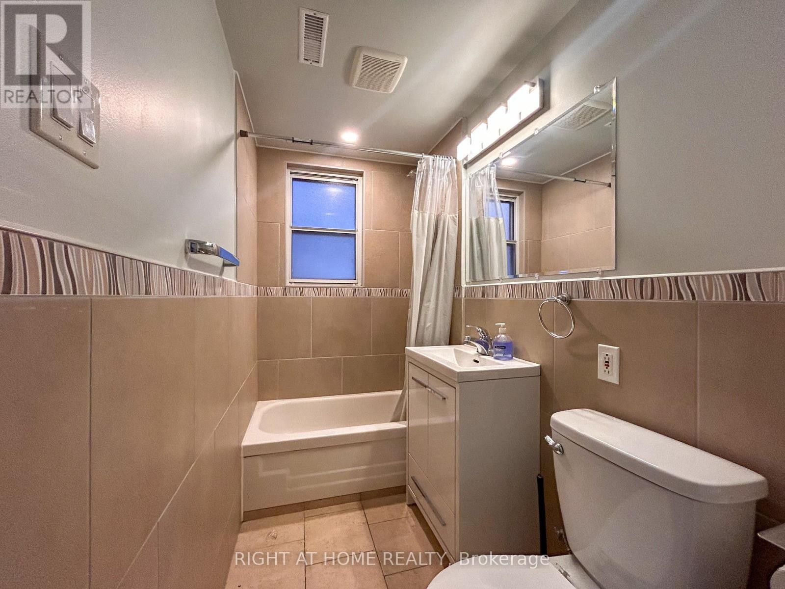 












1 - 1039 OSSINGTON AVENUE

,
Toronto (Dovercourt-Wallace Emerson-Junction),




Ontario
M6G3V9

