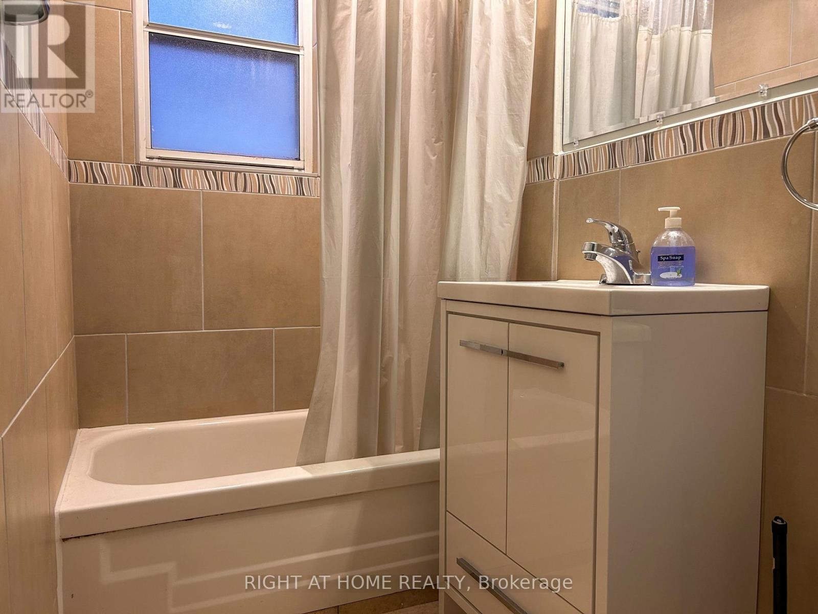 












1 - 1039 OSSINGTON AVENUE

,
Toronto (Dovercourt-Wallace Emerson-Junction),




Ontario
M6G3V9

