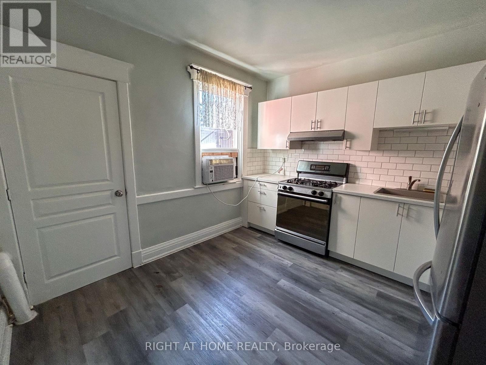 












1 - 1039 OSSINGTON AVENUE

,
Toronto (Dovercourt-Wallace Emerson-Junction),




Ontario
M6G3V9

