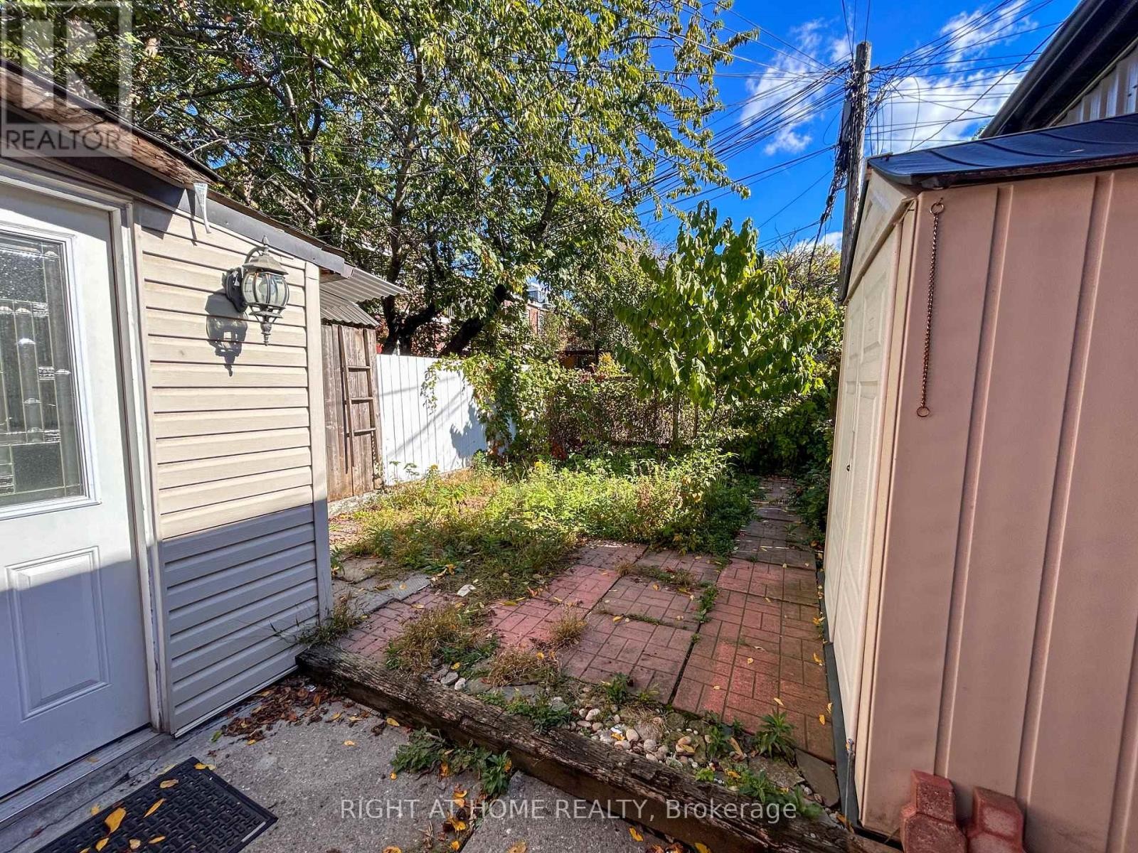 












1 - 1039 OSSINGTON AVENUE

,
Toronto (Dovercourt-Wallace Emerson-Junction),




Ontario
M6G3V9

