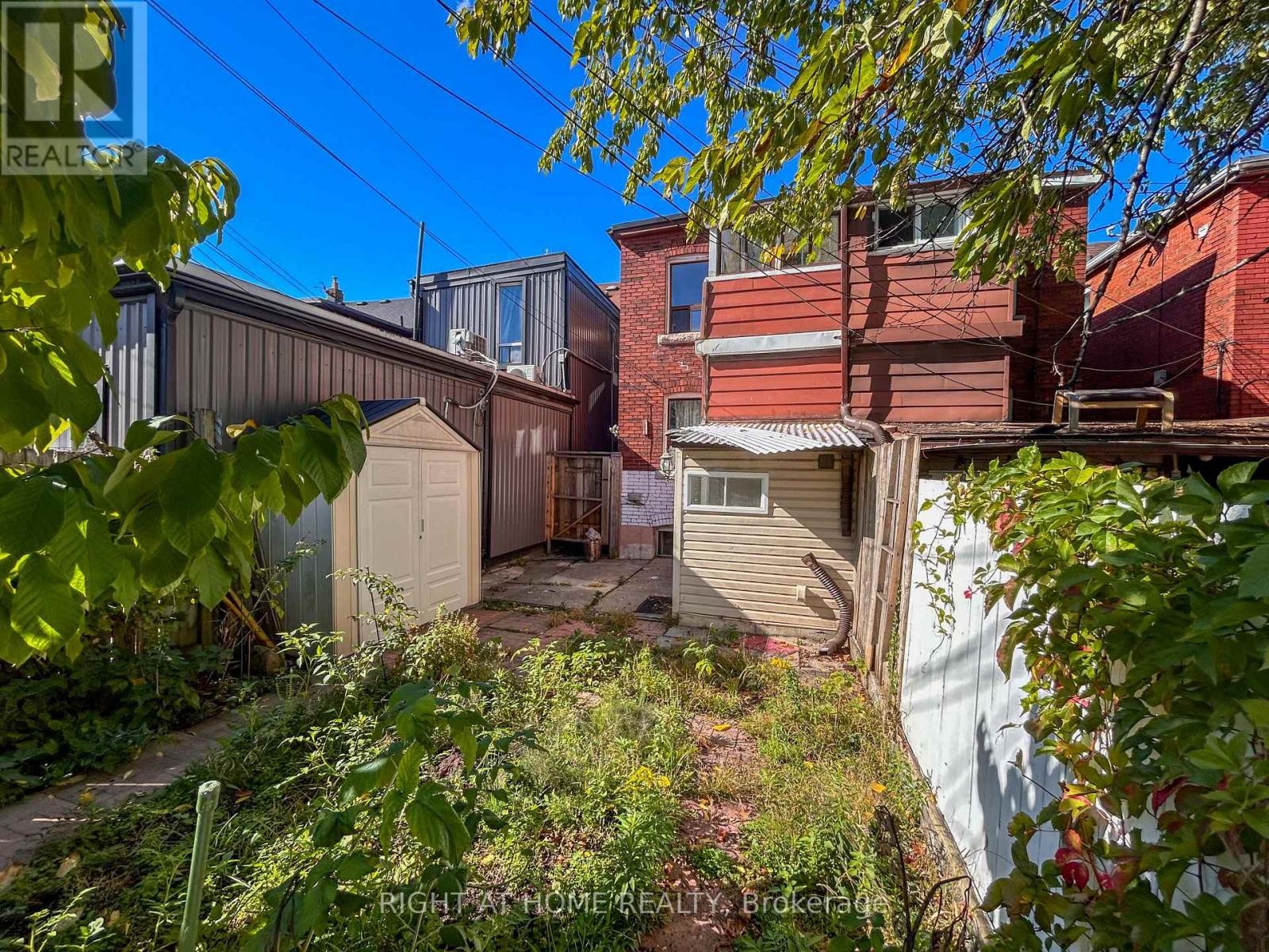 












1 - 1039 OSSINGTON AVENUE

,
Toronto (Dovercourt-Wallace Emerson-Junction),




Ontario
M6G3V9

