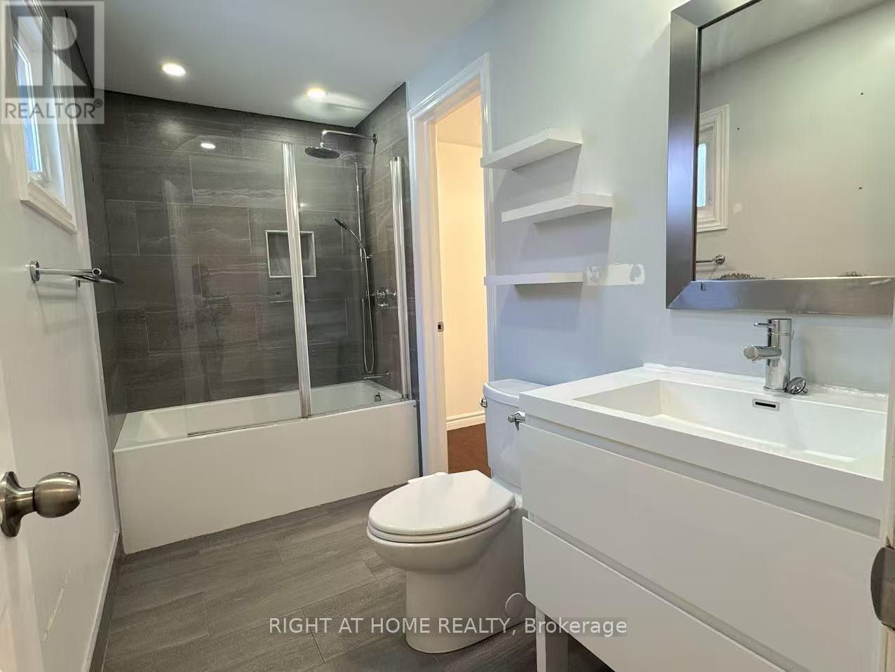 












6405 COLEBROOK CRESCENT

,
Mississauga (Meadowvale),




Ontario
L5N3E3


