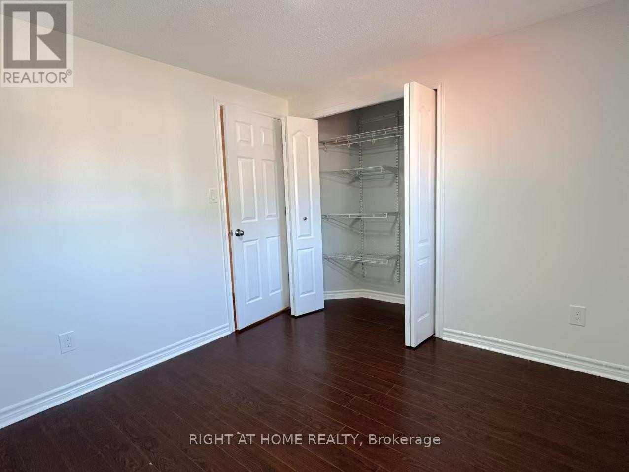 












6405 COLEBROOK CRESCENT

,
Mississauga (Meadowvale),




Ontario
L5N3E3

