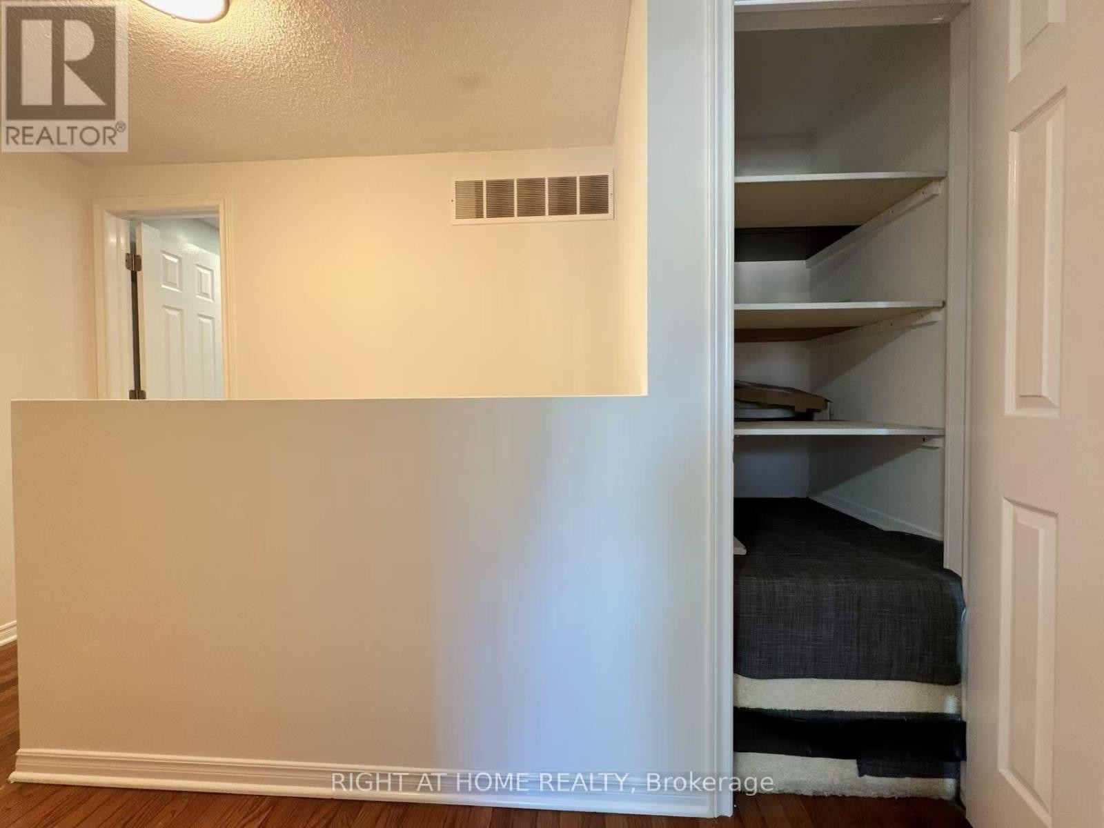 












6405 COLEBROOK CRESCENT

,
Mississauga (Meadowvale),




Ontario
L5N3E3

