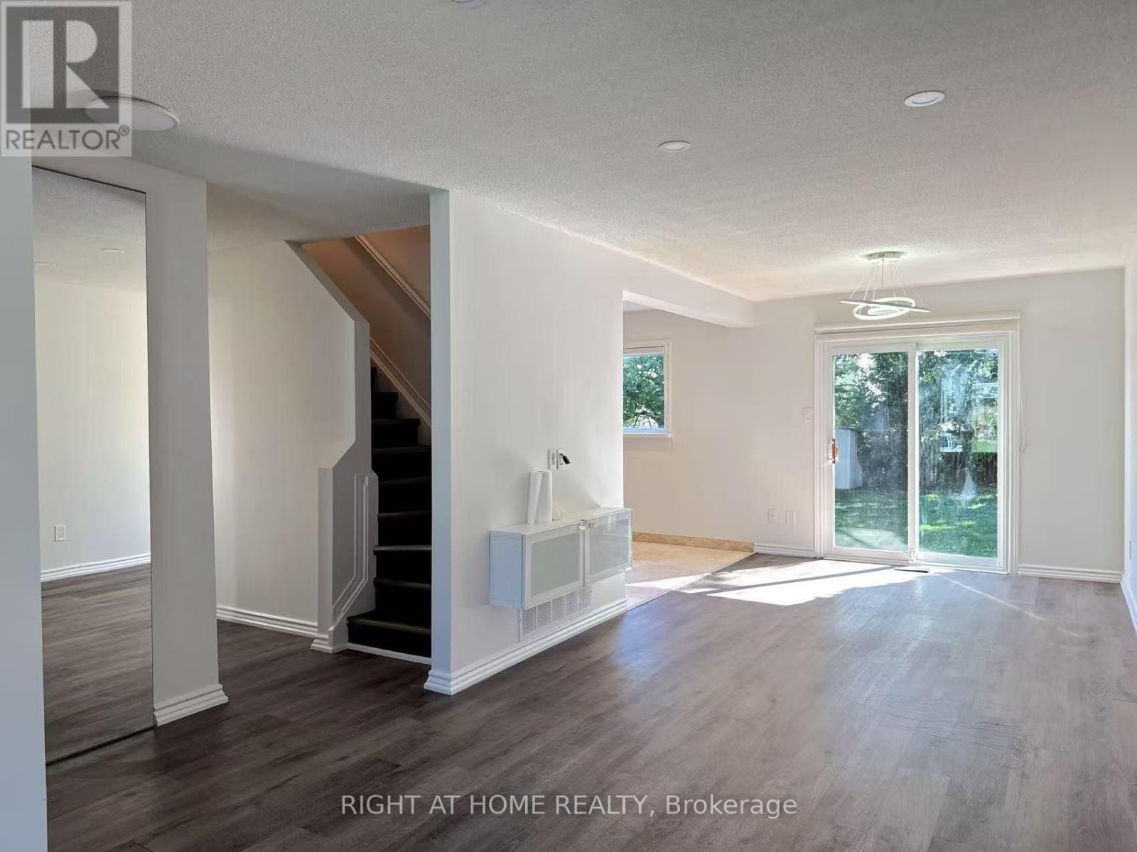 












6405 COLEBROOK CRESCENT

,
Mississauga (Meadowvale),




Ontario
L5N3E3

