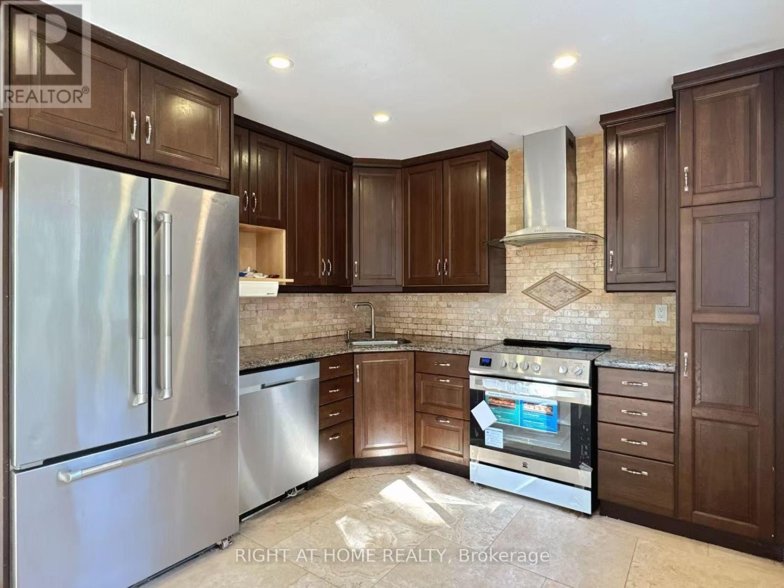 












6405 COLEBROOK CRESCENT

,
Mississauga (Meadowvale),




Ontario
L5N3E3

