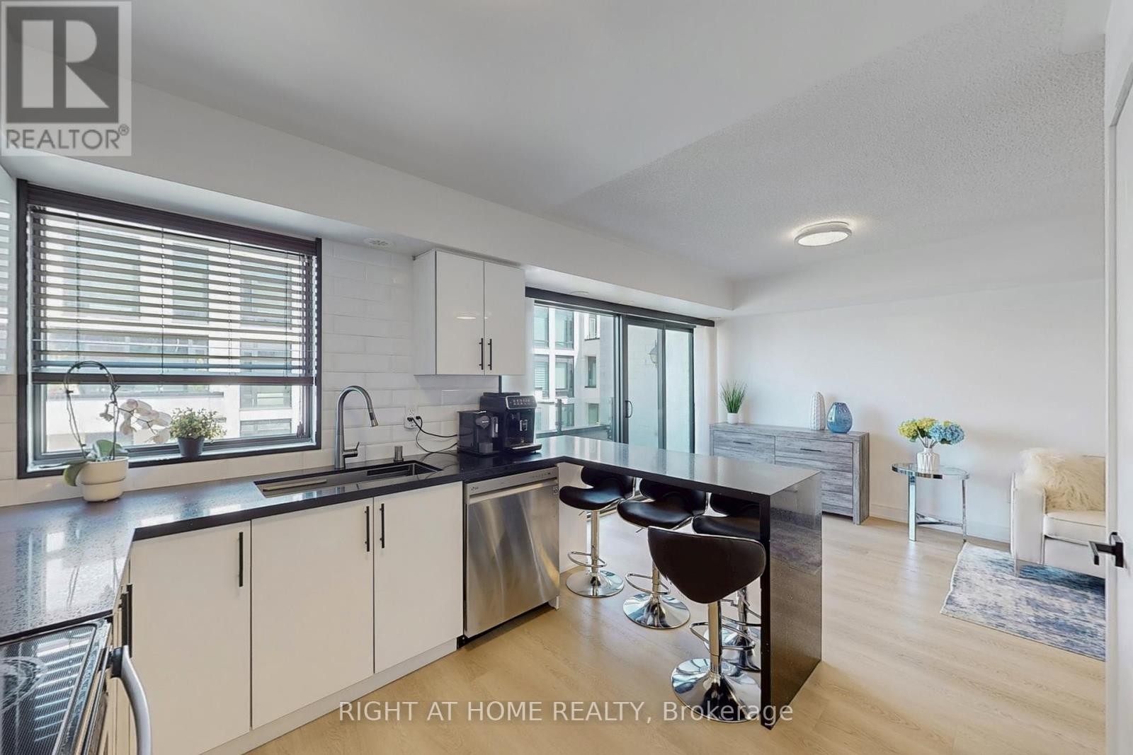 












710 - 138 WIDDICOMBE HILL BOULEVARD

,
Toronto (Willowridge-Martingrove-Richview),




Ontario
M9R4A6

