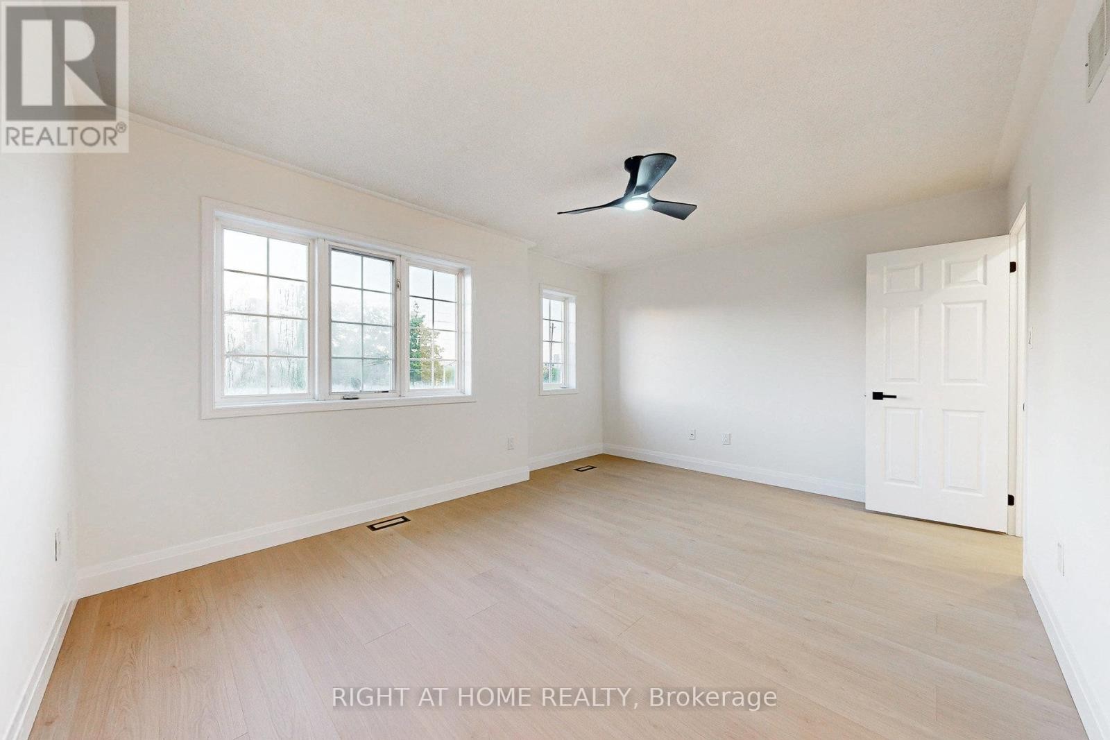 












4324 FAIRVIEW STREET

,
Burlington (Shoreacres),




Ontario
L7L7A2

