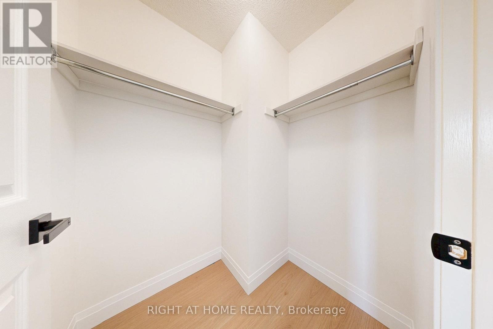 












4324 FAIRVIEW STREET

,
Burlington (Shoreacres),




Ontario
L7L7A2

