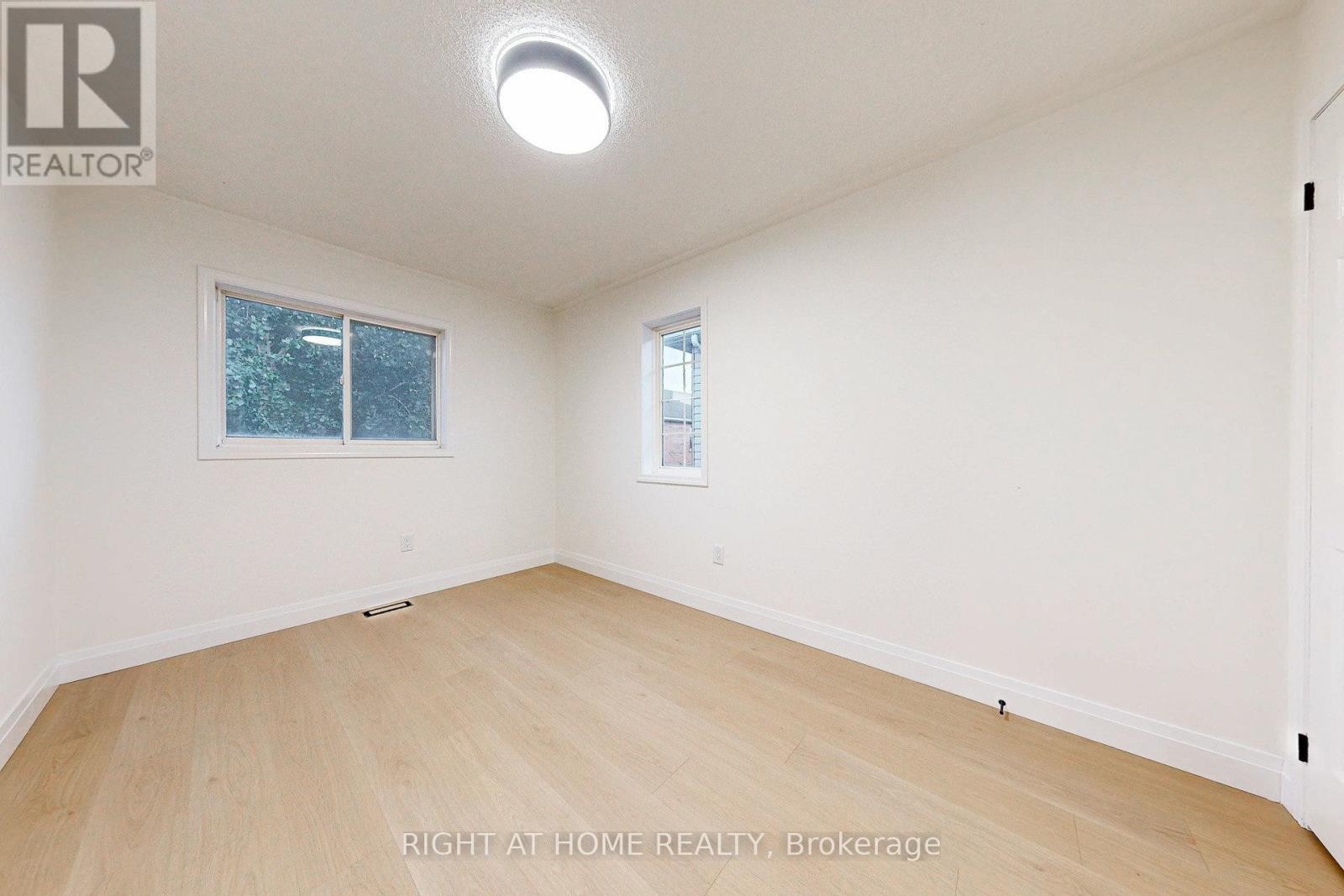 












4324 FAIRVIEW STREET

,
Burlington (Shoreacres),




Ontario
L7L7A2

