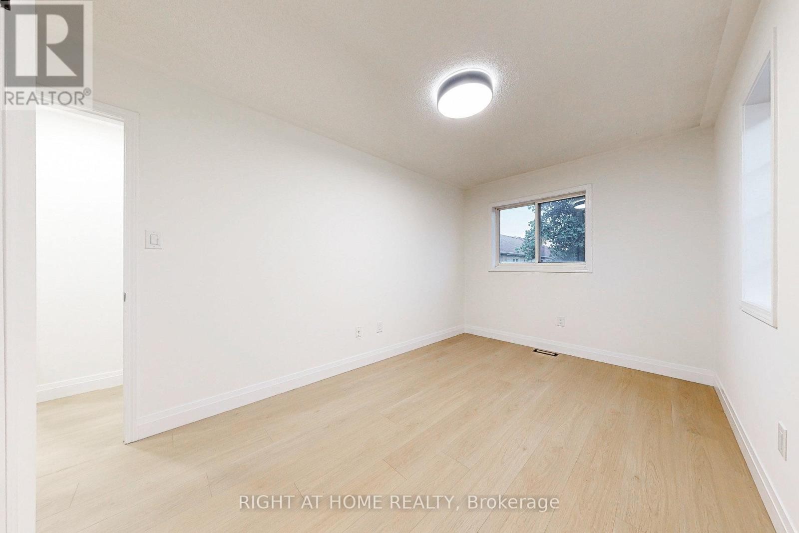 












4324 FAIRVIEW STREET

,
Burlington (Shoreacres),




Ontario
L7L7A2

