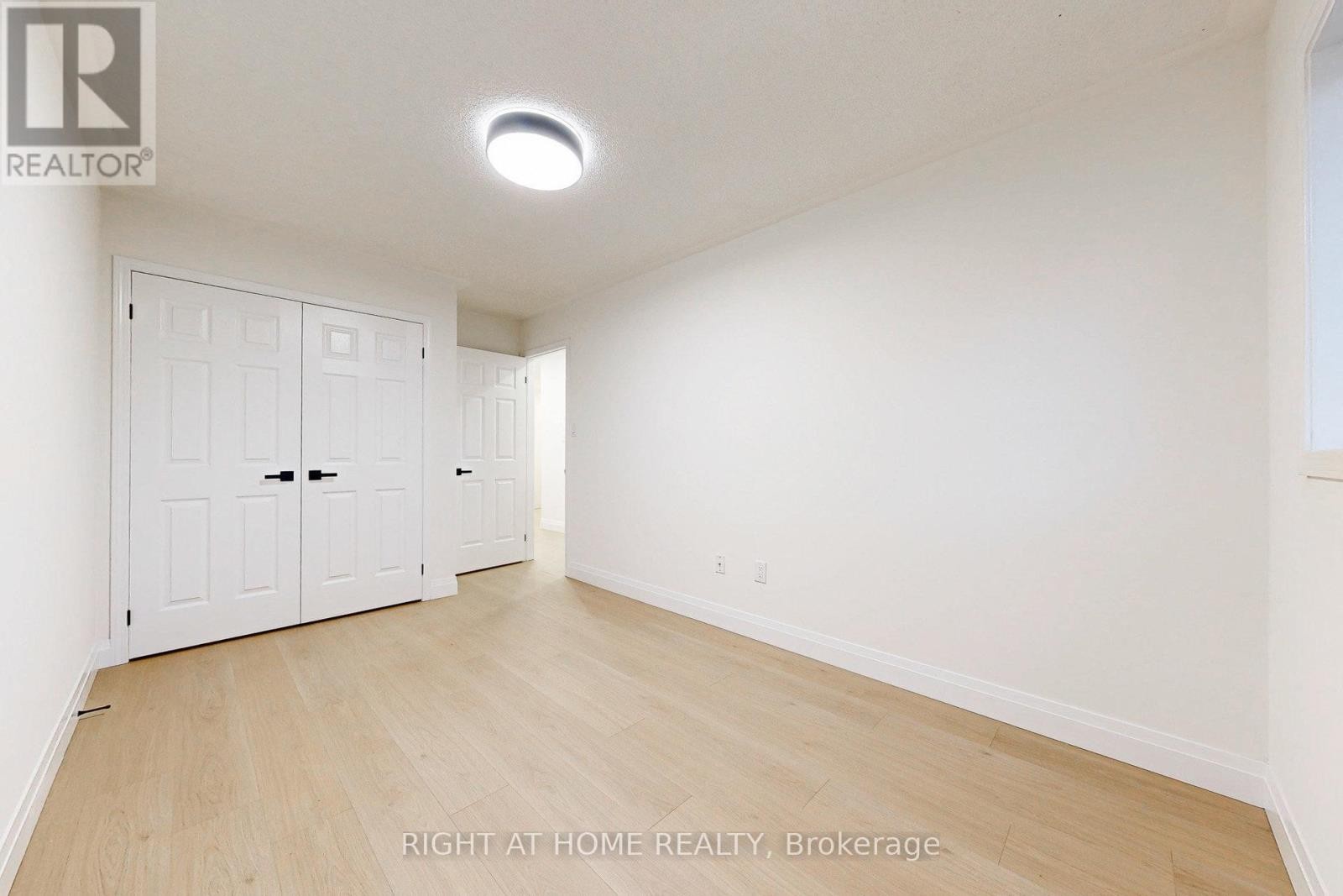 












4324 FAIRVIEW STREET

,
Burlington (Shoreacres),




Ontario
L7L7A2

