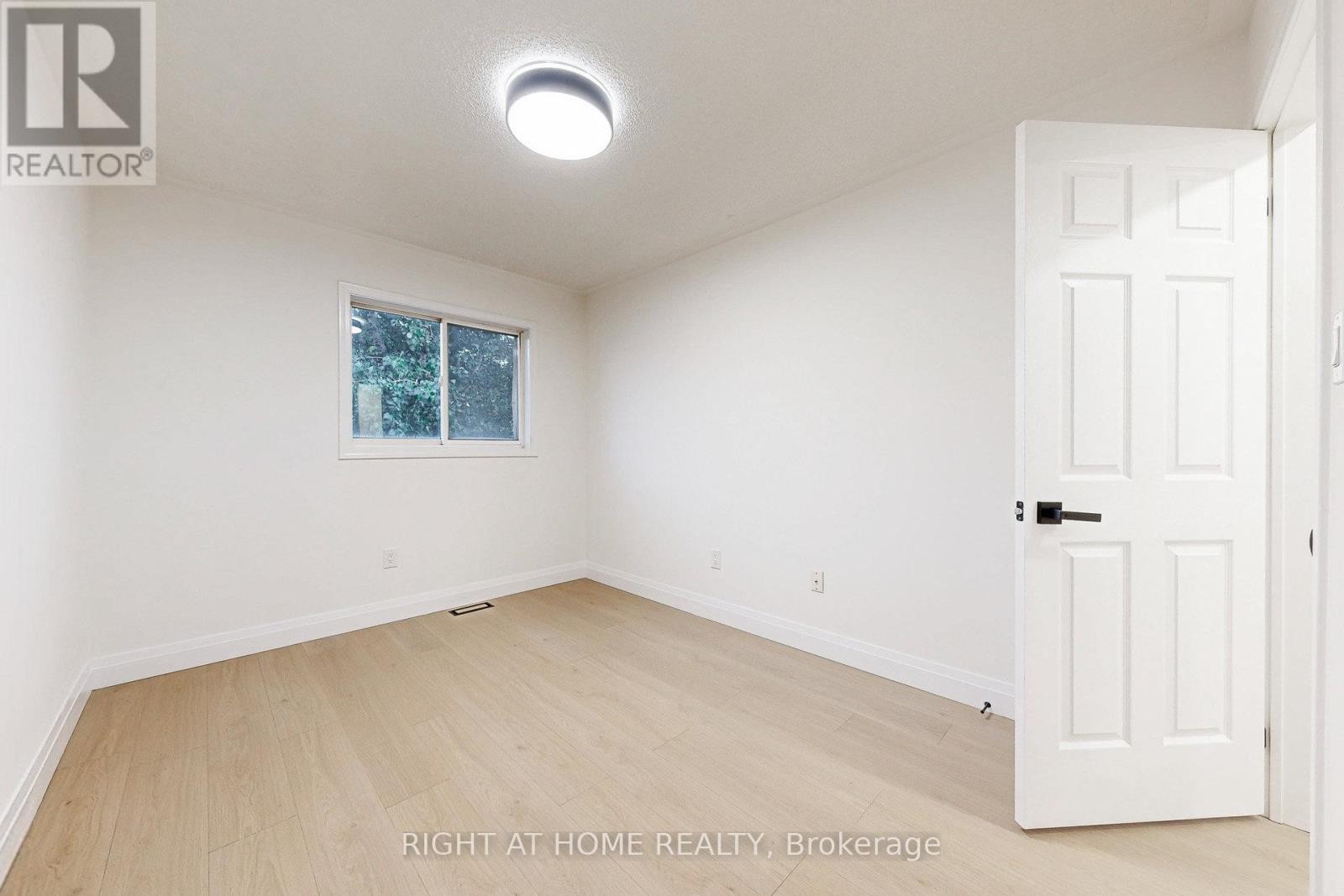 












4324 FAIRVIEW STREET

,
Burlington (Shoreacres),




Ontario
L7L7A2

