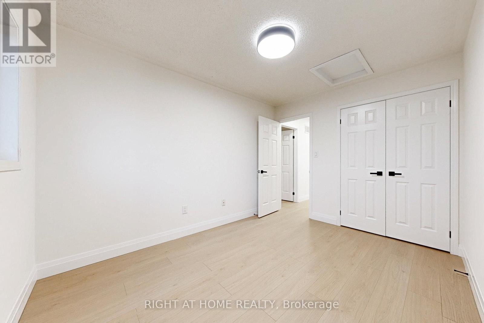 












4324 FAIRVIEW STREET

,
Burlington (Shoreacres),




Ontario
L7L7A2

