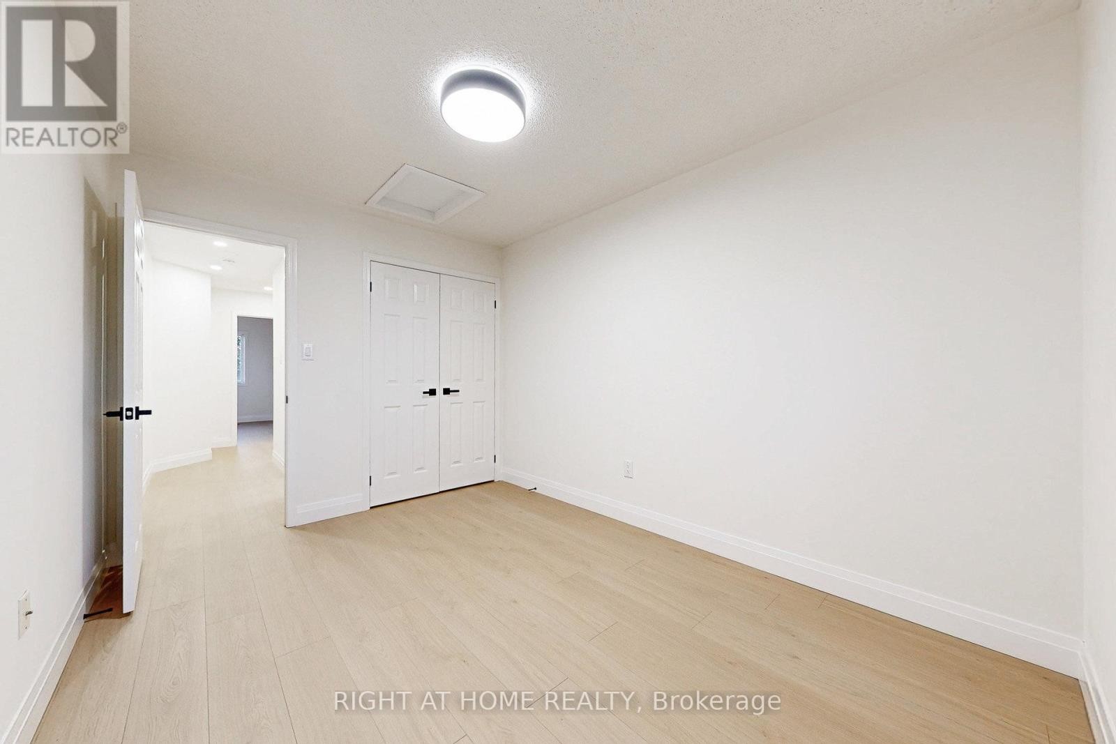 












4324 FAIRVIEW STREET

,
Burlington (Shoreacres),




Ontario
L7L7A2


