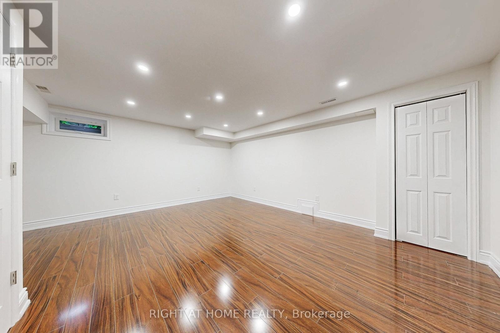












4324 FAIRVIEW STREET

,
Burlington (Shoreacres),




Ontario
L7L7A2

