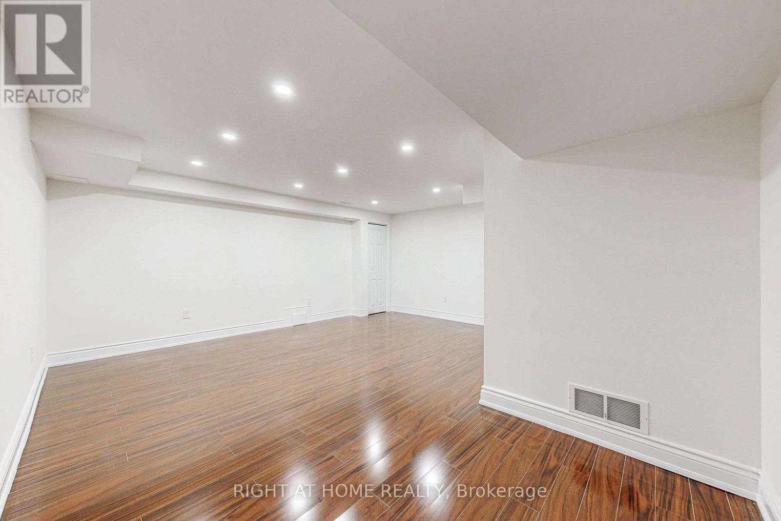 












4324 FAIRVIEW STREET

,
Burlington (Shoreacres),




Ontario
L7L7A2

