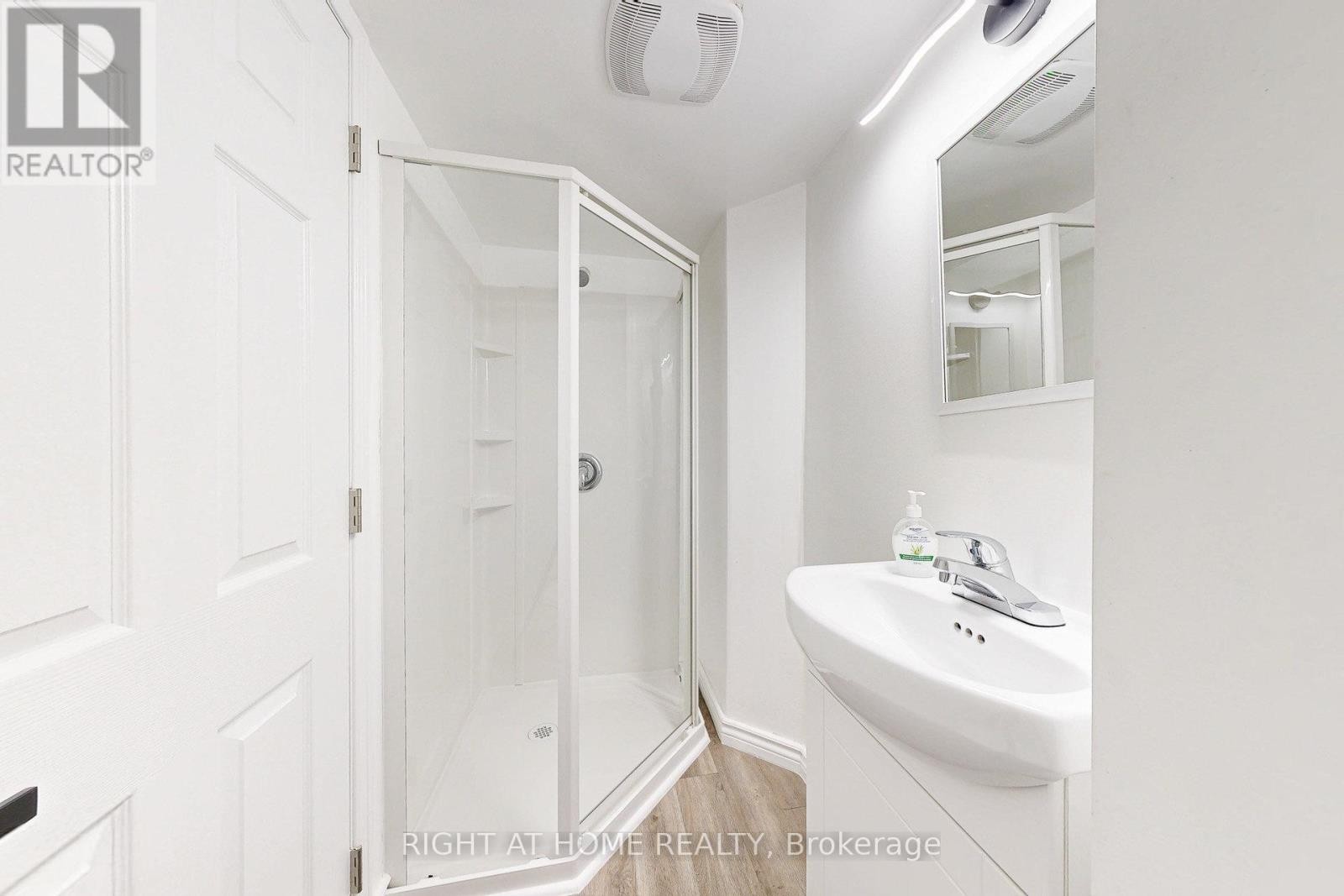 












4324 FAIRVIEW STREET

,
Burlington (Shoreacres),




Ontario
L7L7A2

