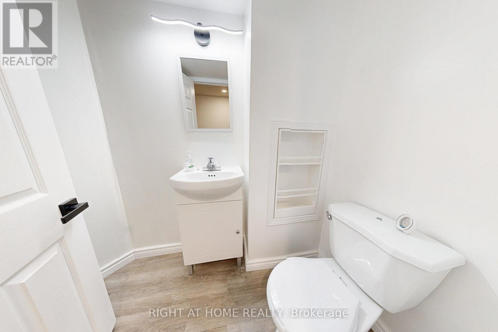 












4324 FAIRVIEW STREET

,
Burlington (Shoreacres),




Ontario
L7L7A2

