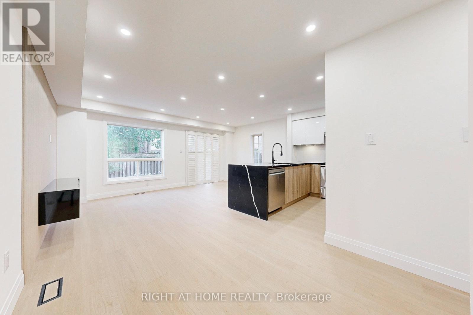 












4324 FAIRVIEW STREET

,
Burlington (Shoreacres),




Ontario
L7L7A2

