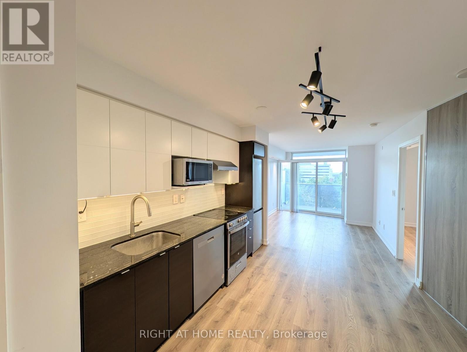 












608 - 160 FLEMINGTON ROAD

,
Toronto (Yorkdale-Glen Park),




Ontario
M6A1N6

