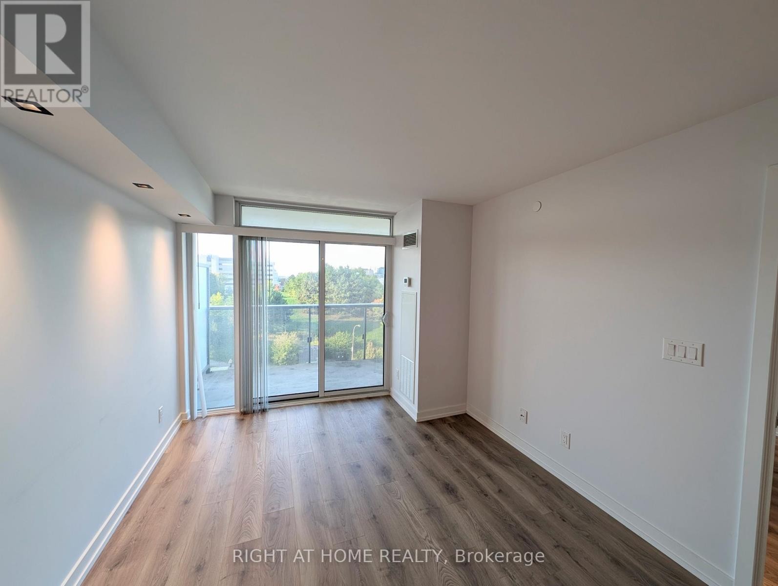 












608 - 160 FLEMINGTON ROAD

,
Toronto (Yorkdale-Glen Park),




Ontario
M6A1N6

