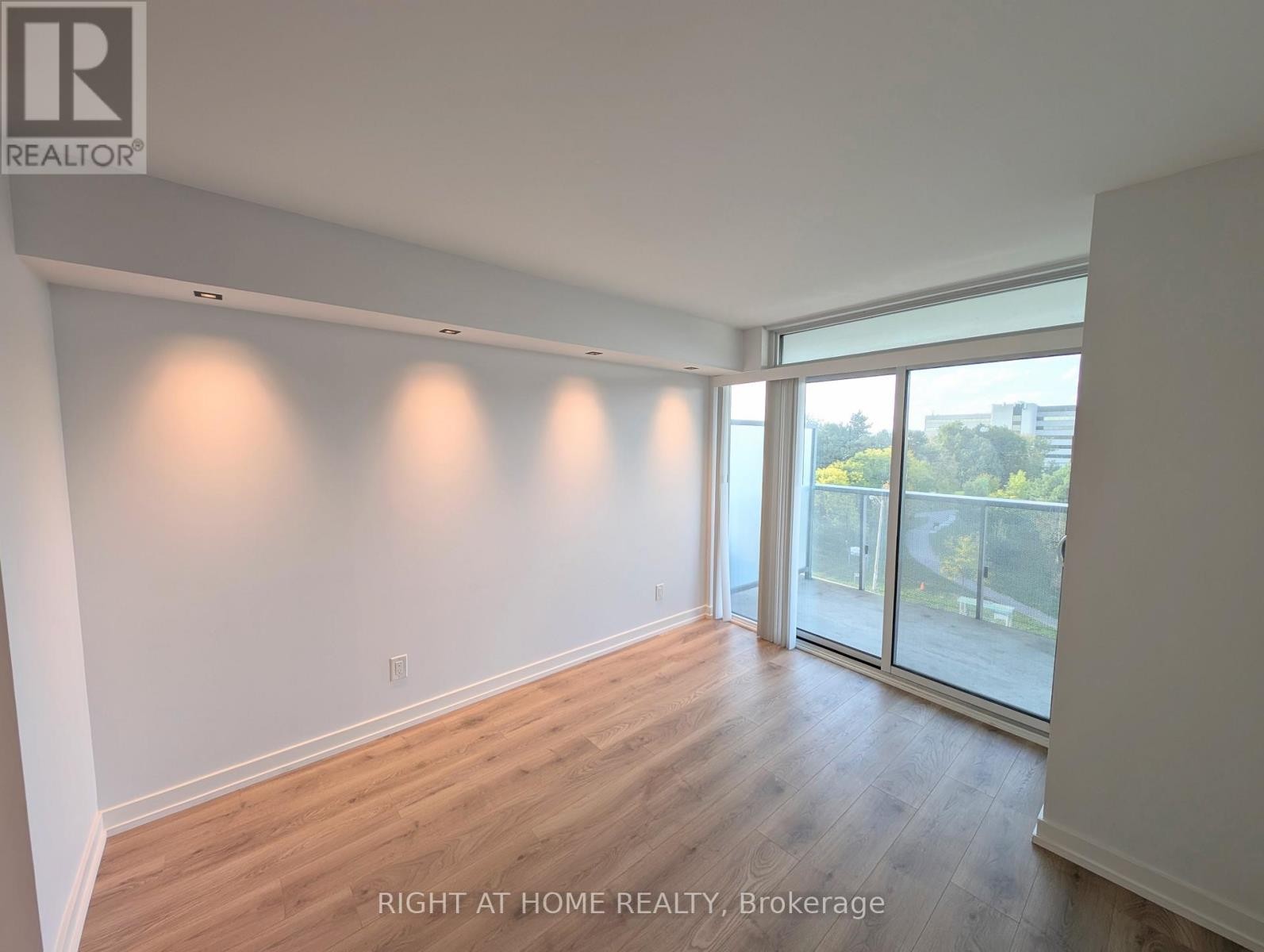 












608 - 160 FLEMINGTON ROAD

,
Toronto (Yorkdale-Glen Park),




Ontario
M6A1N6


