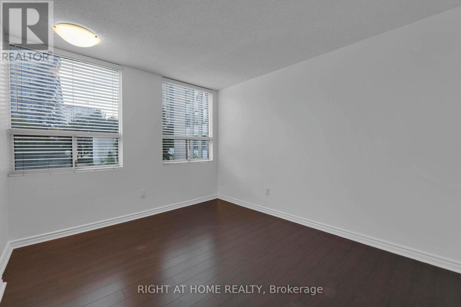 












205 - 3650 KANEFF CRESCENT

,
Mississauga (Mississauga Valleys),




Ontario
L5A4A1

