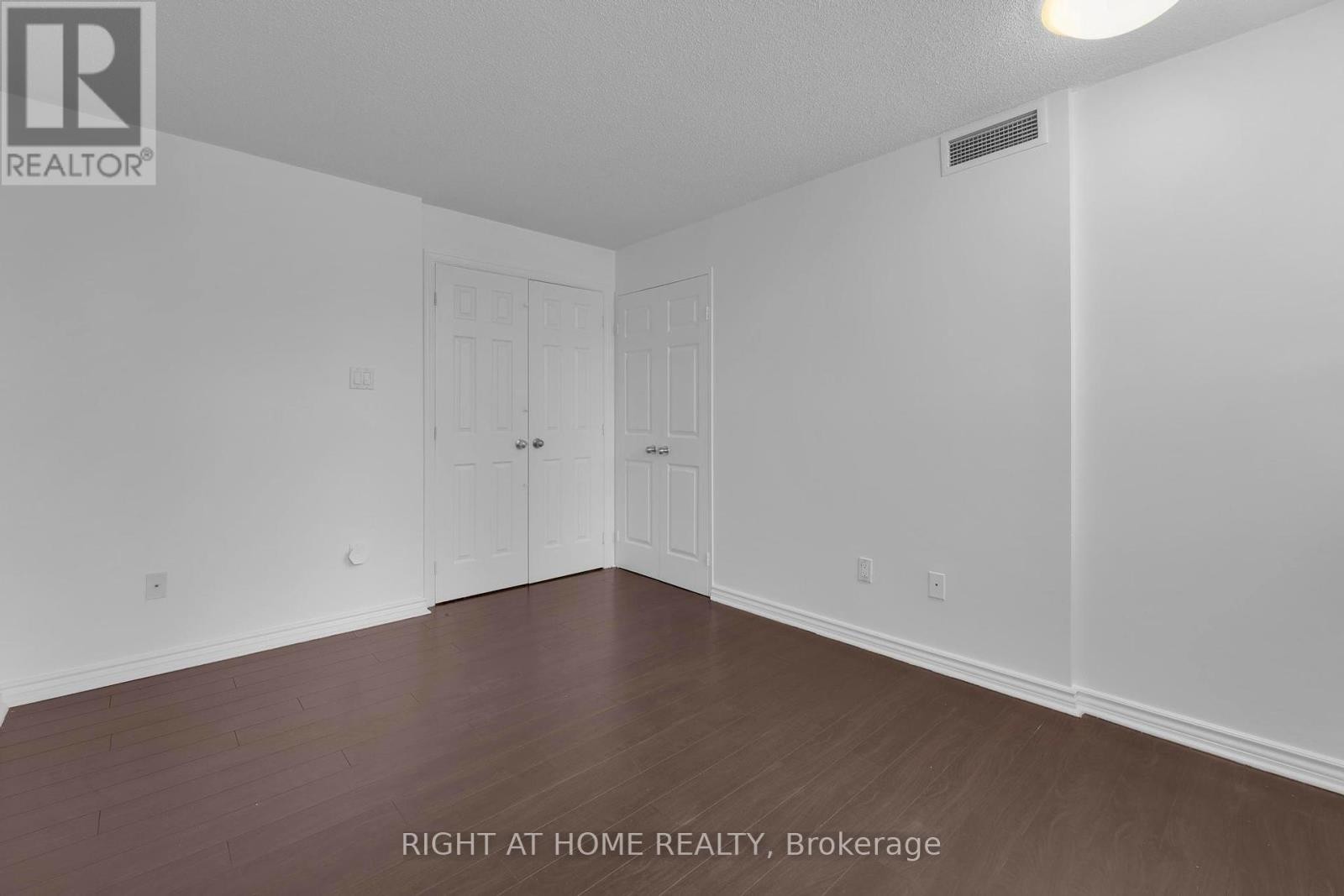 












205 - 3650 KANEFF CRESCENT

,
Mississauga (Mississauga Valleys),




Ontario
L5A4A1

