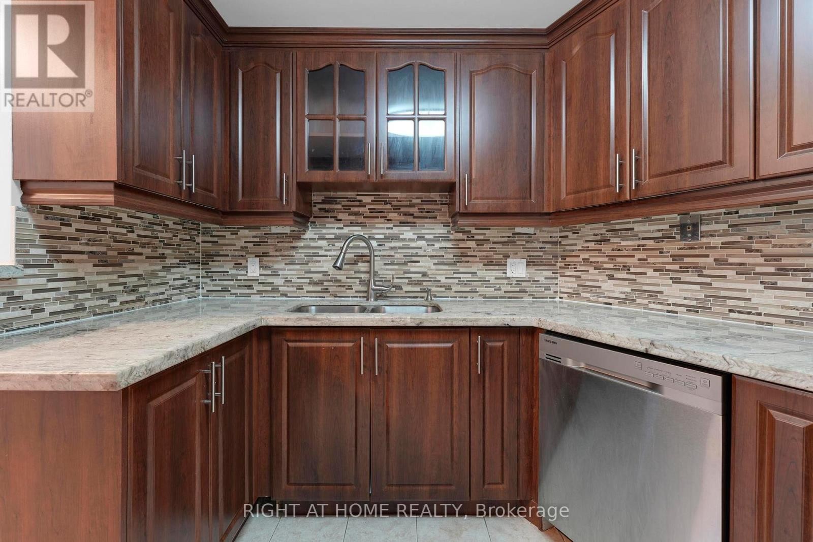 












205 - 3650 KANEFF CRESCENT

,
Mississauga (Mississauga Valleys),




Ontario
L5A4A1

