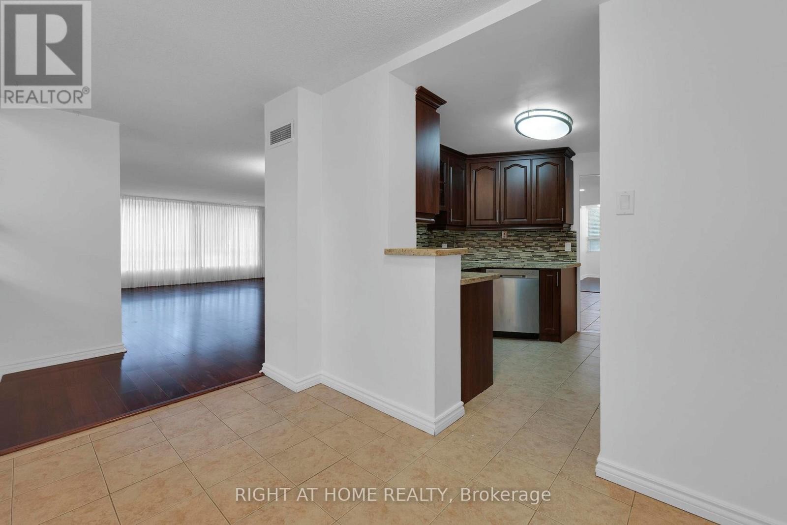












205 - 3650 KANEFF CRESCENT

,
Mississauga (Mississauga Valleys),




Ontario
L5A4A1

