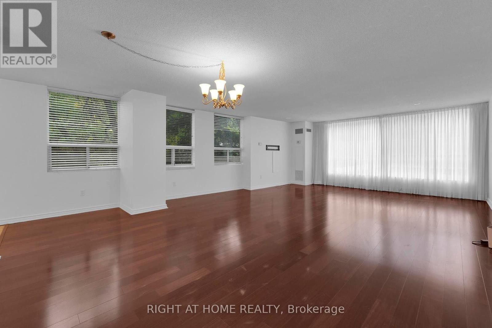 












205 - 3650 KANEFF CRESCENT

,
Mississauga (Mississauga Valleys),




Ontario
L5A4A1

