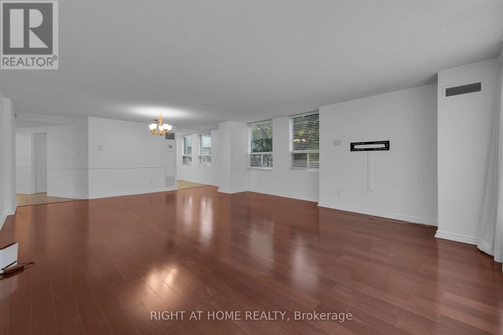 












205 - 3650 KANEFF CRESCENT

,
Mississauga (Mississauga Valleys),




Ontario
L5A4A1

