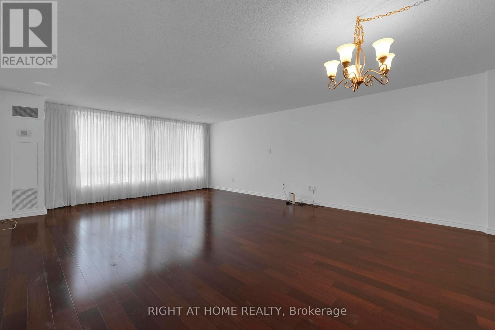 












205 - 3650 KANEFF CRESCENT

,
Mississauga (Mississauga Valleys),




Ontario
L5A4A1

