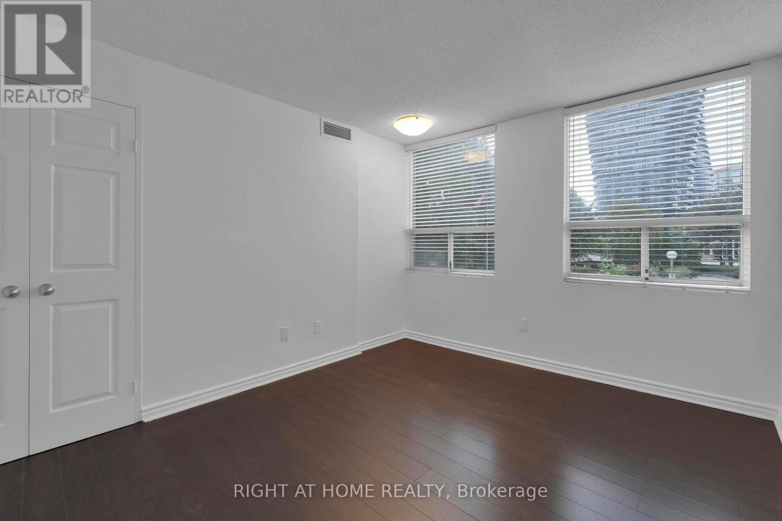 












205 - 3650 KANEFF CRESCENT

,
Mississauga (Mississauga Valleys),




Ontario
L5A4A1

