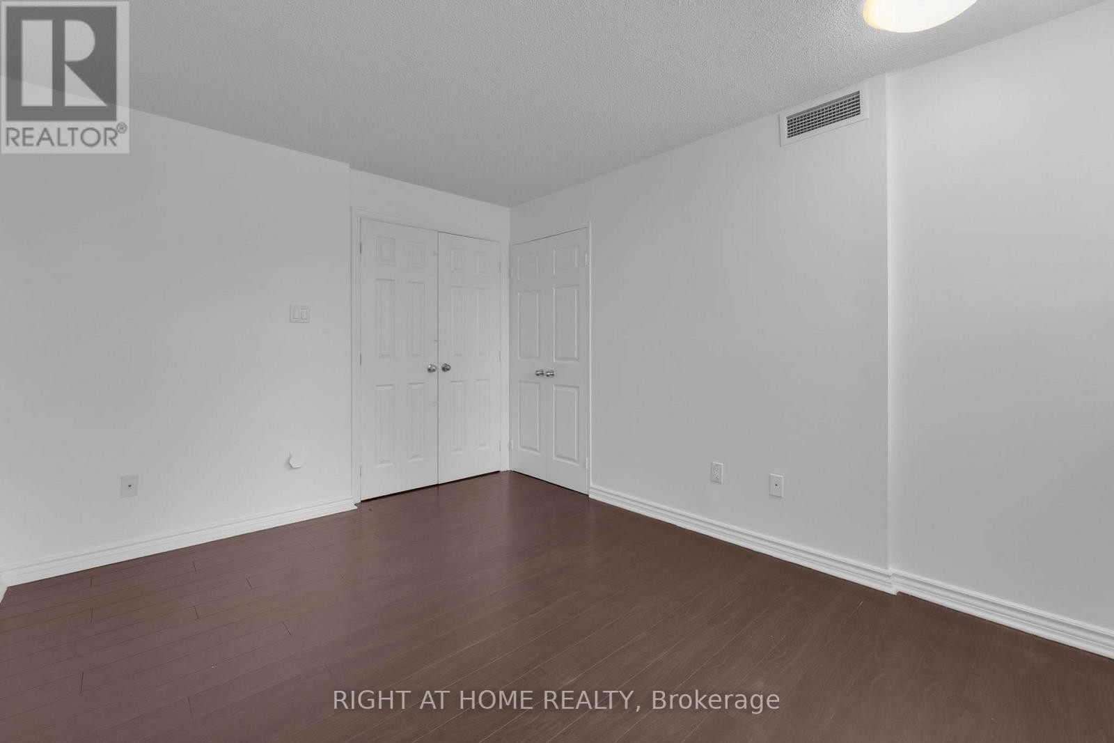 












205 - 3650 KANEFF CRESCENT

,
Mississauga (Mississauga Valleys),




Ontario
L5A4A1

