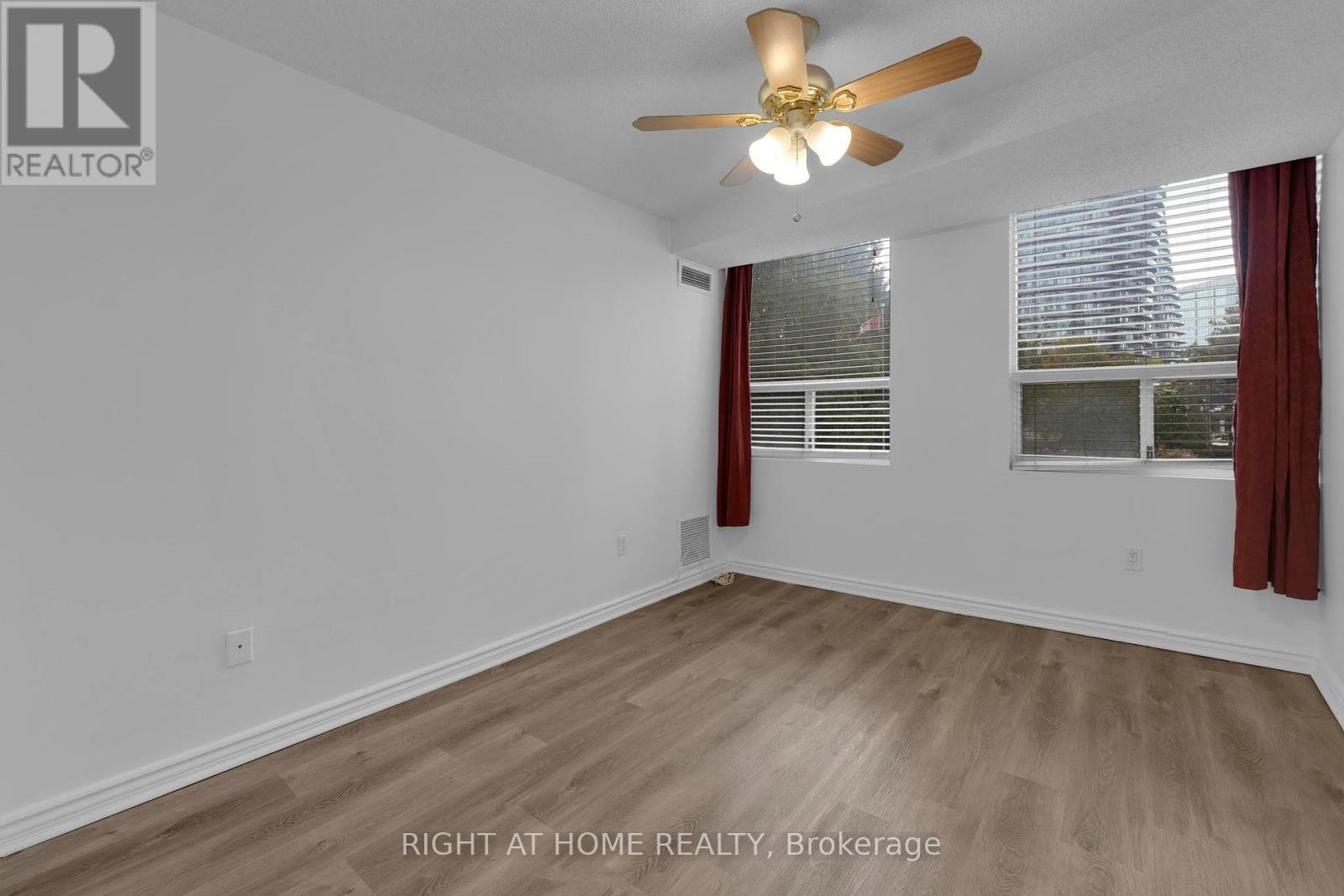












205 - 3650 KANEFF CRESCENT

,
Mississauga (Mississauga Valleys),




Ontario
L5A4A1

