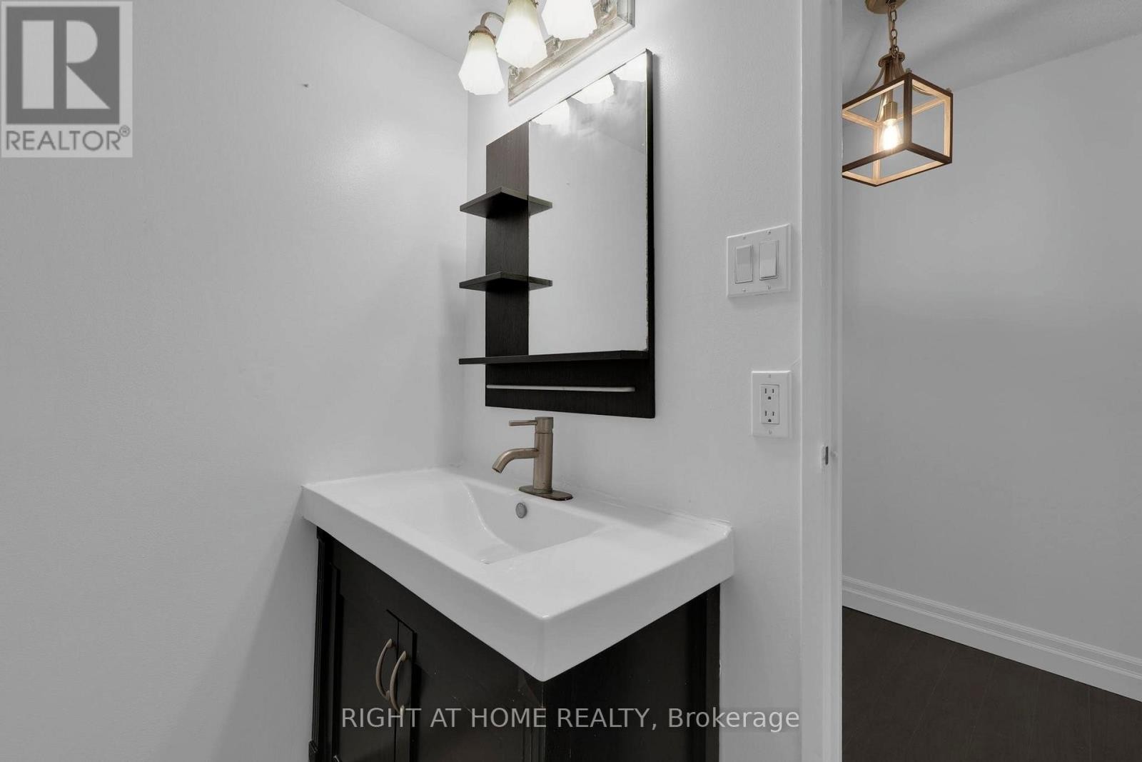 












205 - 3650 KANEFF CRESCENT

,
Mississauga (Mississauga Valleys),




Ontario
L5A4A1

