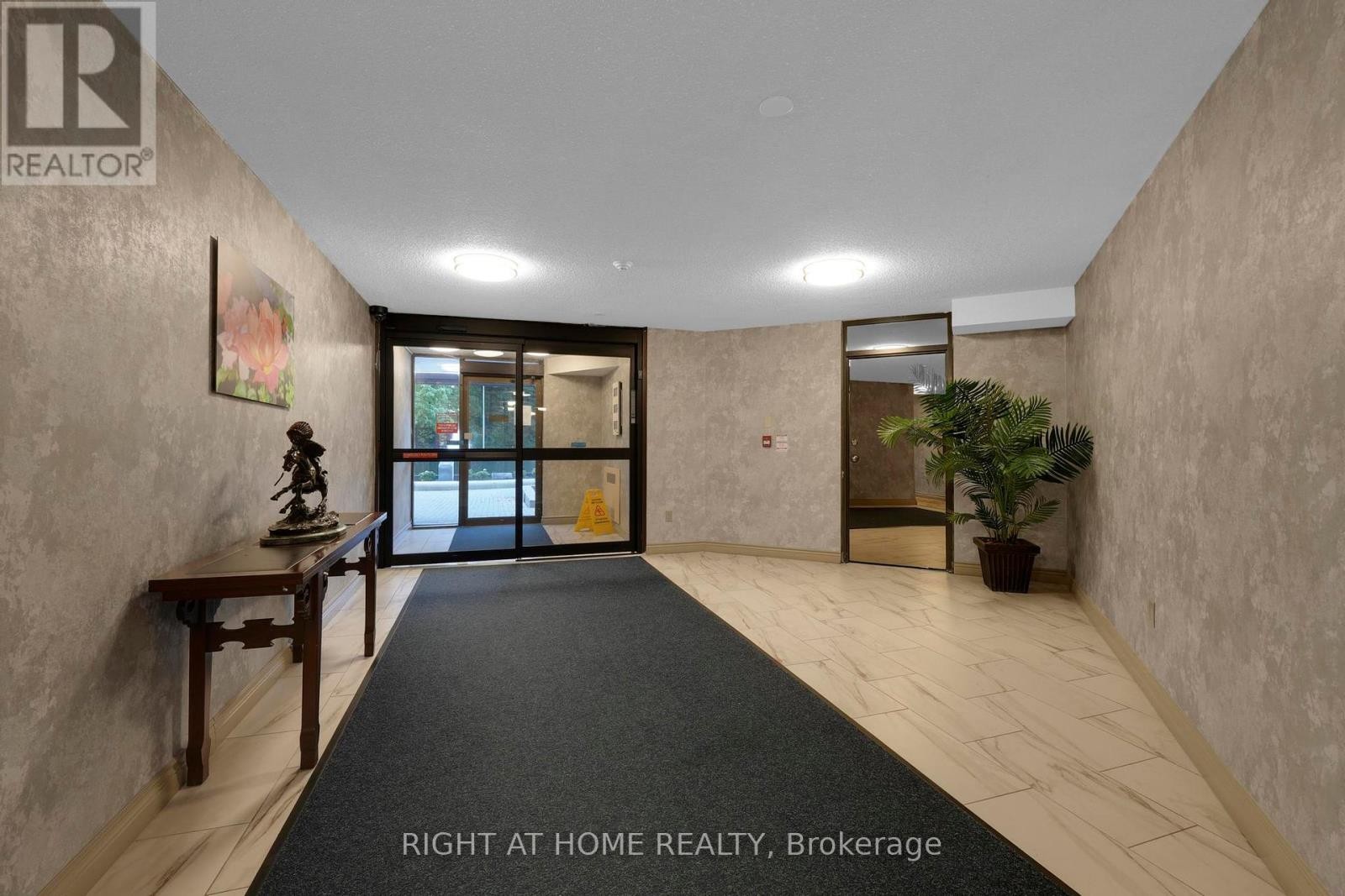 












205 - 3650 KANEFF CRESCENT

,
Mississauga (Mississauga Valleys),




Ontario
L5A4A1

