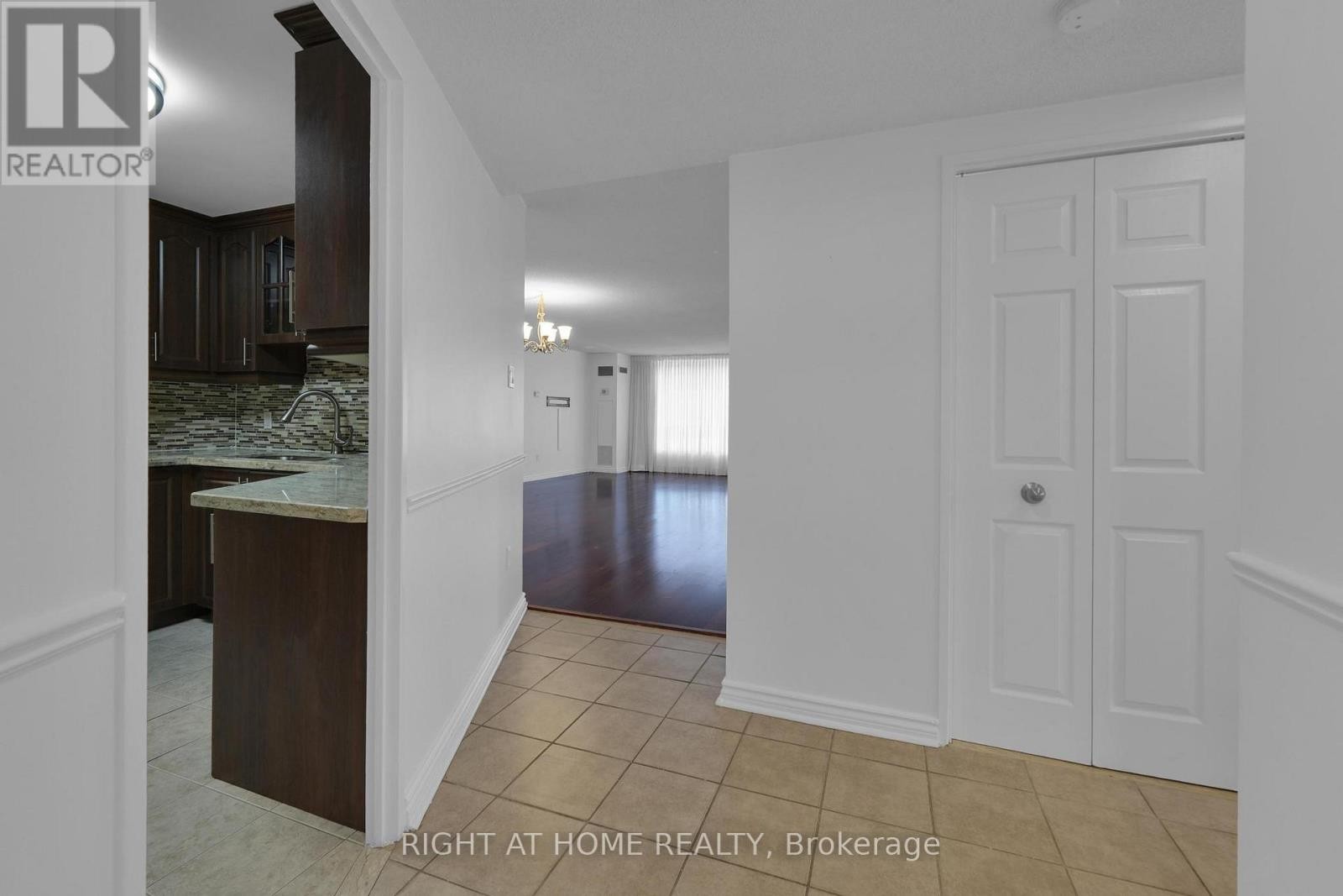 












205 - 3650 KANEFF CRESCENT

,
Mississauga (Mississauga Valleys),




Ontario
L5A4A1

